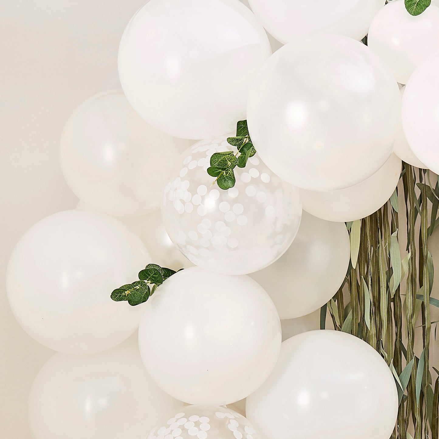 Arche de ballons blancs pour baby shower avec feuillage 